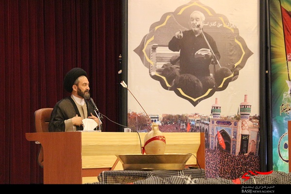 حیات اسلام بستگی به زنده نگه داشتن درس عاشوراست