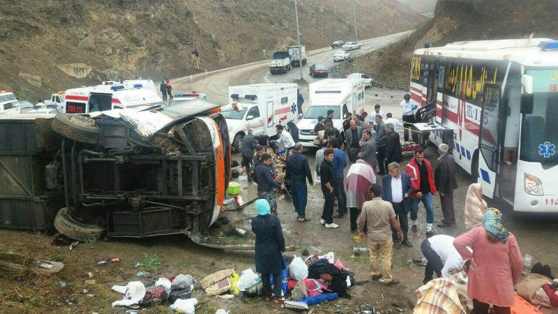 32 مصدوم حاصل واژگونی اتوبوس حامل گردشگران اصفهانی در گردنه حیران 