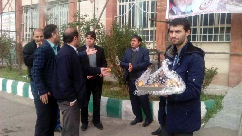 پخش شیرینی به مناسبت پیروزی جبهه مقاومت و نابودی داعش در دانشگاه های اردبیل +تصاویر