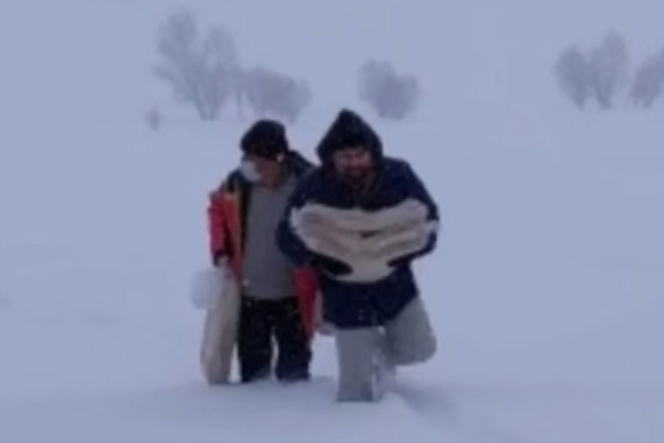 اسکان ۳۰۰ مسافر در مسجد جامع شهرستان نیر/ توزیع نان بین مردم روستاهای محصور شده در برف + عکس و فیلم