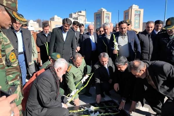 آئین عطرافشانی و گلباران مزار شهدا همزمان با اغاز دهه فجر در اردبیل